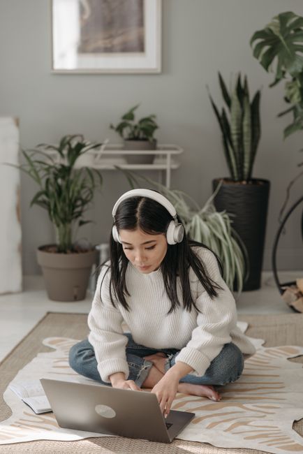 Libros escolares antiguos y cuadernos sobre un escritorio de madera